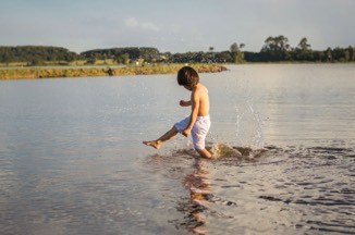 kind in water spelen